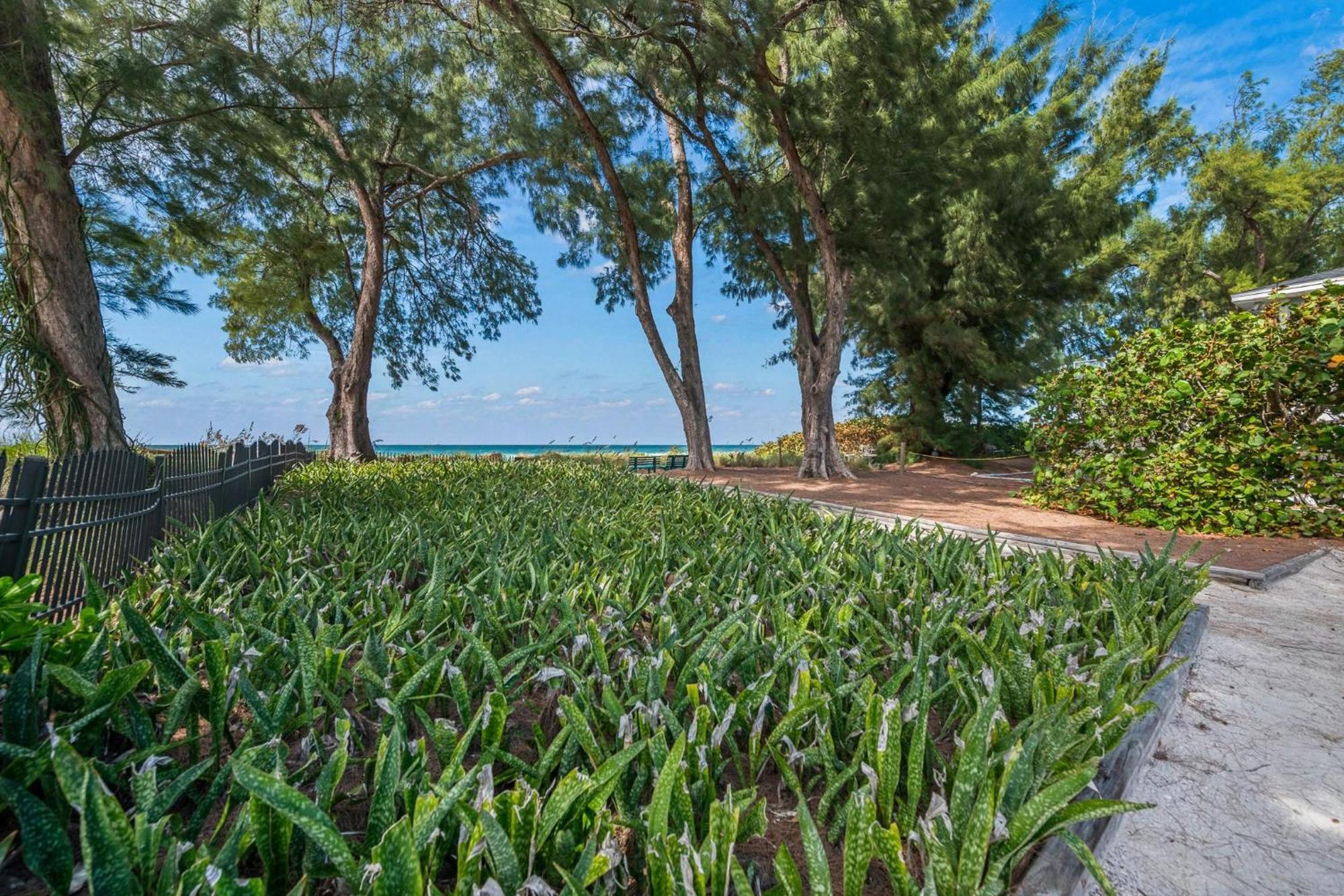 Villa Whispering Waves East à Holmes Beach Extérieur photo